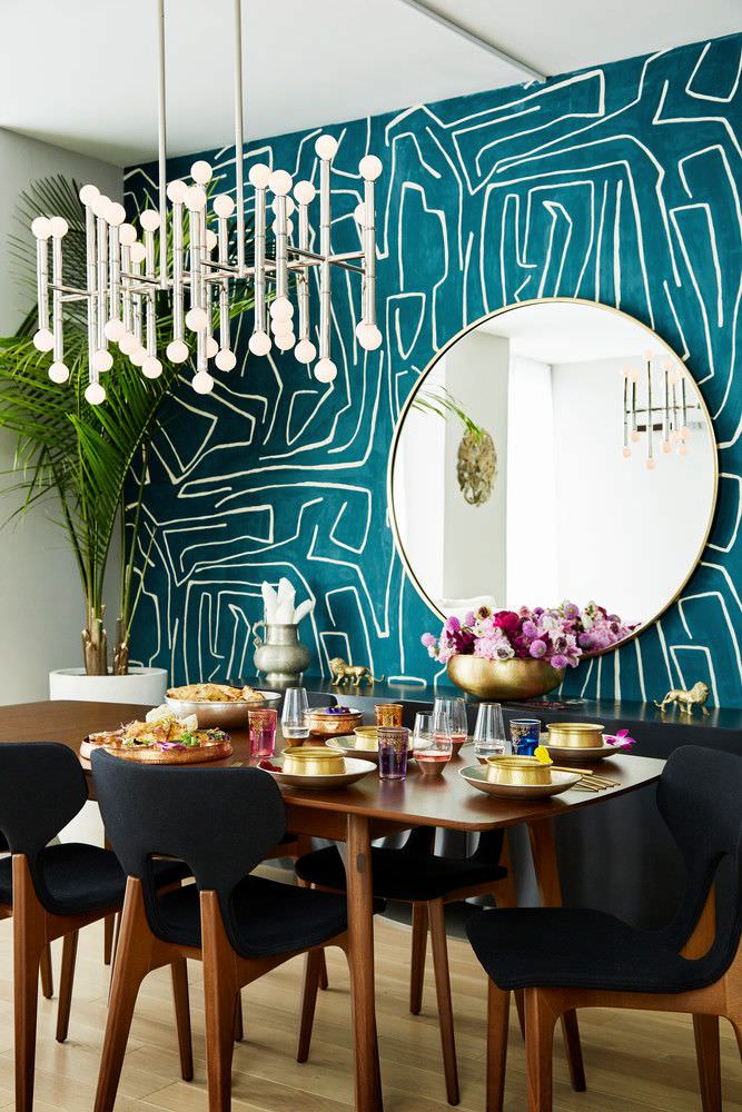 اتاق ناهار خوری مدرنی که در آن از ترکیب کاغذ دیواری آبی رنگ و دیوارهای سفید استفاده شده است